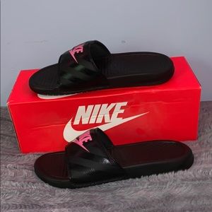 NWOT Nike Benassi slides
